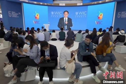 中国侨网图为第五届世界智能大会一角。 张道正 摄