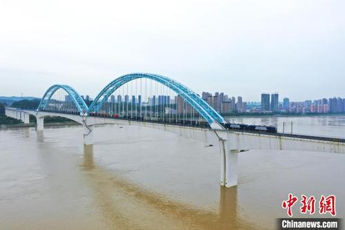 中国侨网X8795次驶离宜万铁路宜昌长江大桥　陈龙　摄