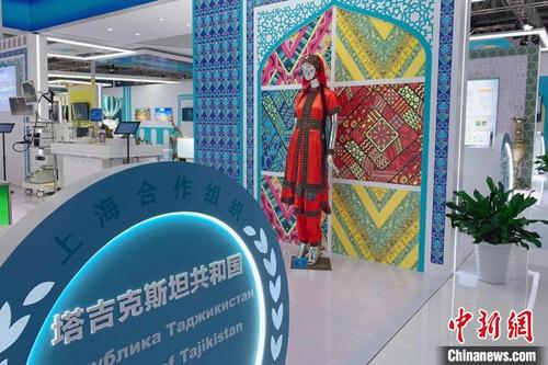 中国侨网塔吉克斯坦展馆内展出的特色服饰。 梁钦卿 摄