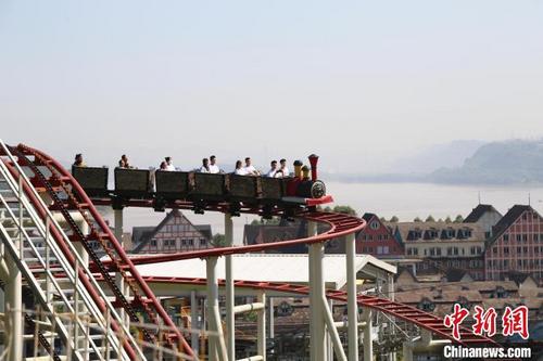 中国侨网游客正在室外游乐场有序玩耍游乐设施。 杨孝永 摄