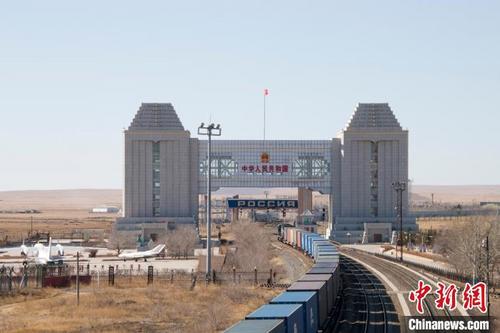 中国侨网中欧班列驶出国门。 哈铁提供