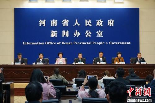 中国侨网图为18日上午，河南省政府新闻办召开发布会介绍两个大会具体情况。　韩章云　摄