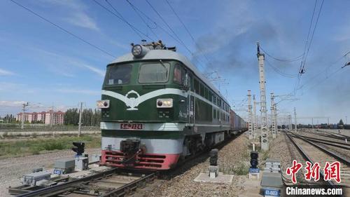 中国侨网“新疆制造”搭载“铁路快通”中欧班列从霍尔果斯出境。　李明　摄