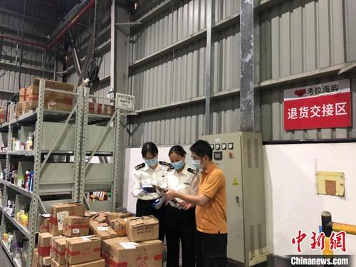 中国侨网广州海关所属南沙海关关员对跨境电商零售进口退货商品进行监管　关悦　摄