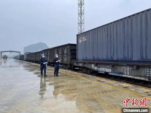 中国侨网凭祥海关关员对驶抵凭祥铁路口岸的中欧班列进行物流巡查。　赖婧　摄