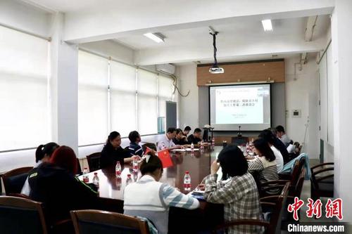 中国侨网图为华侨大学光明之城乡村振兴服务站黔西南望谟县、晴隆县乡村振兴工作第二次推进会。 华侨大学供图