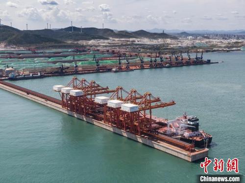 中国侨网山东港口烟台港近日完成了对好望角型散货船“瀚福星”的卸货任务。　房明　摄
