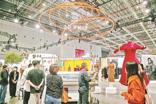 中国侨网在消费品展区，一件长2.5米的红色针织裙引人注目