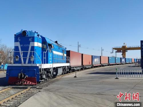 中国侨网11月17日,中欧班列“天马号”满载着50车40英尺集装箱货物,由武威南发往德国杜伊斯堡。 宋鑫 摄