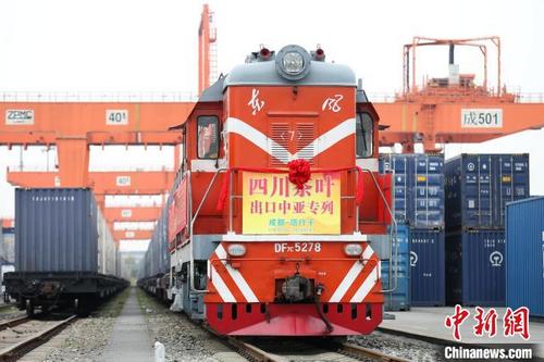 中国侨网满载着价值410万美元的1300吨四川茶叶的专列从成都国际铁路港出发。　白桂斌　摄