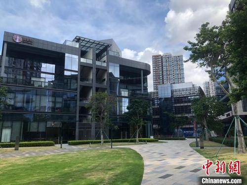 中国侨网图为深圳前海深港基金小镇。 朱族英 摄