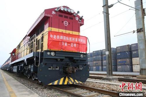 中国侨网图为中老铁路国际班列首趟货运列车抵达昆明。　云南农垦集团供图