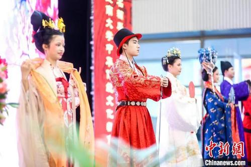 中国侨网传统服装展演　广州市文化广电旅游局 供图