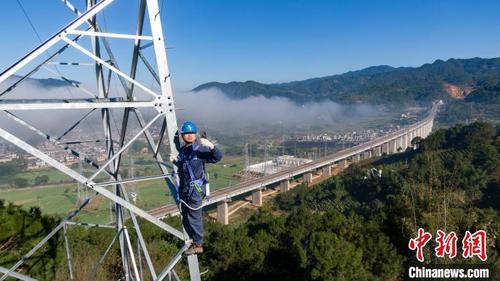 中国侨网图为中国南方电网公司工作人员对中老铁路外部供电线路通道进行查看。　蓝旺　摄