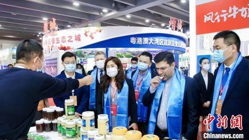 中国侨网第十届广州国际食品食材展览会9日开幕,打造国际化美食盛会。 刘一 摄
