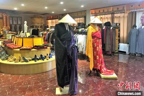 中国侨网图为僧服展示。 宁德市德翔僧服有限公司 供图
