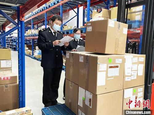 中国侨网图为北京海关所属亦庄海关关员对辖区保税仓库开展现场核查。 北京海关供图 摄影 王丹