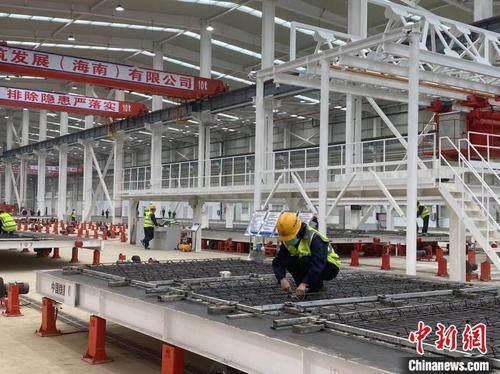 中国侨网中国铁建在海南省首个绿色建筑产业园29日竣工。　王子谦　摄