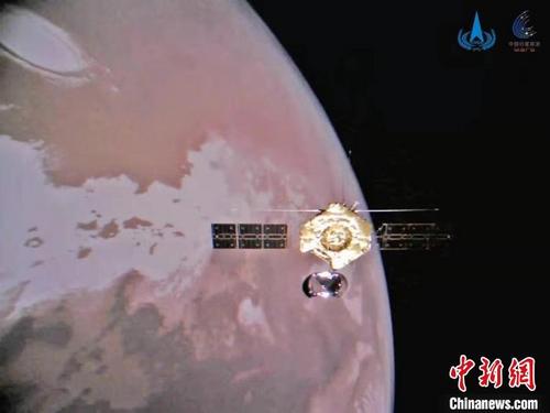 中国侨网1月1日,国家航天局发布天问一号探测器从遥远火星传回的一组精美图像,图为环绕器与火星合影。 图片来源:国家航天局 摄