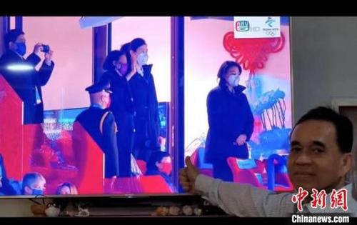 中国侨网泰中经济协会主席宋立·普吉观看北京冬奥会开幕式 吴小菡 供图
