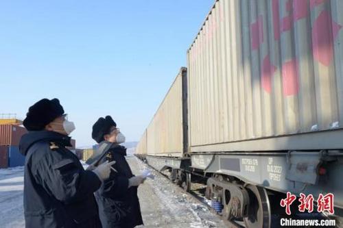 中国侨网绥芬河海关关员监管进境中欧班列。 哈尔滨海关供图