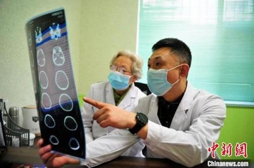 中国侨网吴进在工作中。 高龙安 摄