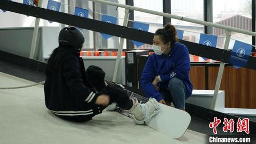 中国侨网刘婧怡正在室内滑雪训练中心向学员教授滑雪技巧。　党田野　摄