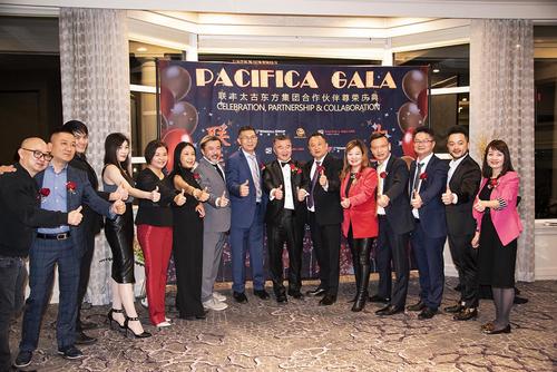 中国侨网图为参加庆典的部分主宾合影。（美国《芝加哥华语论坛》报/张大卫 摄）