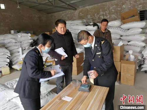 中国侨网图为兰州海关工作人员检疫监管出口种子。 梁坤 摄