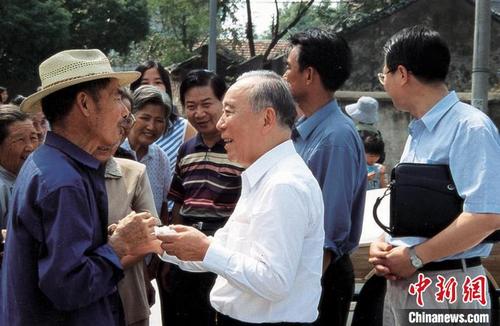 中国侨网2006年，顾兆田返乡与村民交谈（资料图）。　镇海侨联供图