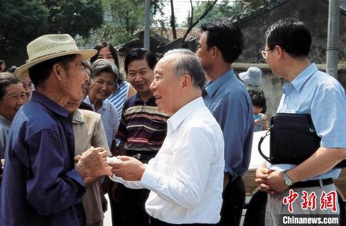 中国侨网2006年,顾兆田返乡与村民交谈(资料图)。 镇海侨联供图