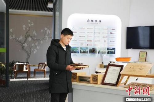 中国侨网36岁的肖强是江西省铜鼓县某竹木业公司设计工程师。　受访者供图