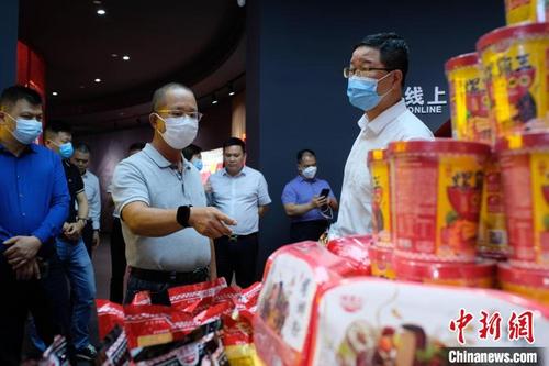 中国侨网侨商侨领们正在了解柳州螺蛳粉产品。　刘俊聪　摄
