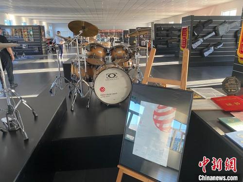 中国侨网图为武强嘉华乐器有限公司展厅里摆放的各式西洋乐器。 李晓伟 摄