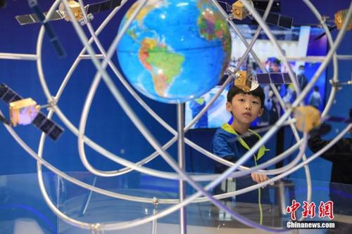 中国侨网资料图：一位小朋友在参观“北斗三号全球卫星导航系统”模型。 瞿宏伦 摄