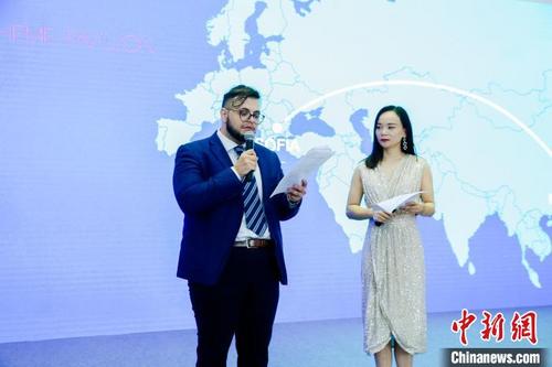 中国侨网高伟义（左一）参加活动现场。　受访者供图