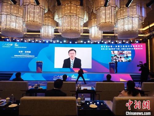 中国侨网图为参会嘉宾正在以线上形式发言。　刘俊聪　摄