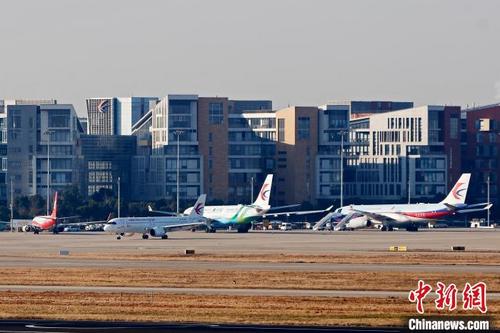 中国侨网东航全球首架C919飞机在上海虹桥机场滑行。 殷立勤 摄