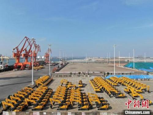 中国侨网即将装船的广西柳工集团有限公司工程车辆,整齐停放在广西钦州保税港码头堆场。 韦羽翔 摄