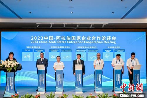 中国侨网现场签约。 宁夏贸促会供图