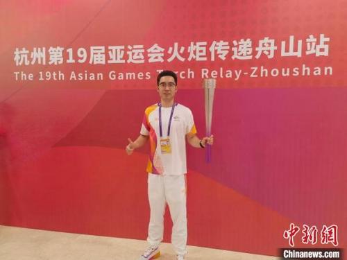 中国侨网董震与火炬合影。 受访者供图