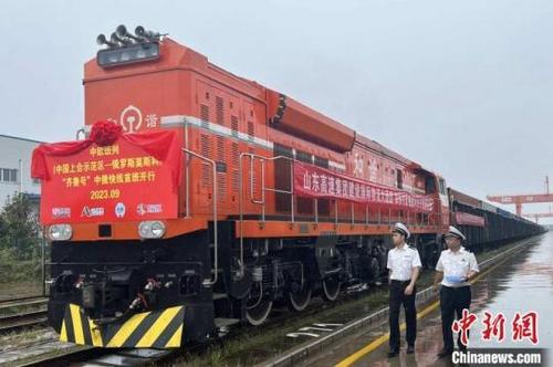 中国侨网海关关员监管山东首班中欧班列“齐鲁号”中俄快线发运。周世超 摄