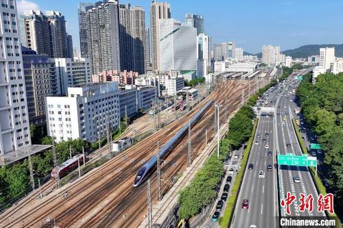 中国侨网9月26日，G9726次列车从广州东站开出。（无人机照片）卓悦 摄