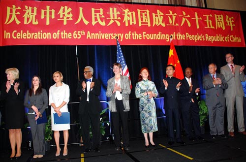 中国侨网赵卫平总领事及夫人(中)与伊利诺州副州长西蒙、州务卿怀特等来宾在庆祝中国国庆65周年招待会上。(《芝加哥华语论坛》/张大卫 摄)