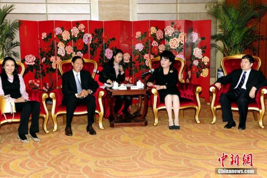 中国侨网11月24日,国务院侨办主任裘援平、国务院侨办副主任任启亮在北京会见以泰中文化经济协会会长颇欣为团长的2014年外国政府官员中文学习班往届优秀学员社会实践考察团。 中新社发 张勤 摄