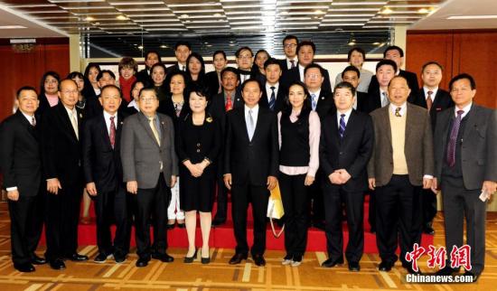 中国侨网11月24日,国务院侨办主任裘援平、国务院侨办副主任任启亮在北京会见以泰中文化经济协会会长颇欣为团长的2014年外国政府官员中文学习班往届优秀学员社会实践考察团。 中新社发 张勤 摄