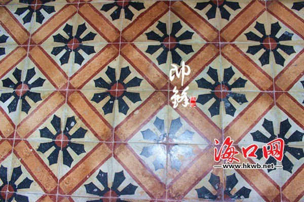 中国侨网100多年前，从南洋运回来的地砖。（海口网/李帅锋 摄）