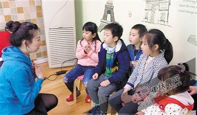 中国侨网歇台子,海归杨女士正在给学生上课。(《重庆晨报》/雷键 摄 )