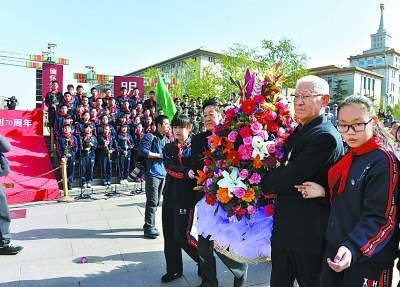 中国侨网见证历史 传递思念。（《北京晚报》/阎彤 摄）