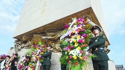 中国侨网悼念英烈 缅怀同胞（《北京晚报》/刘平 摄）
